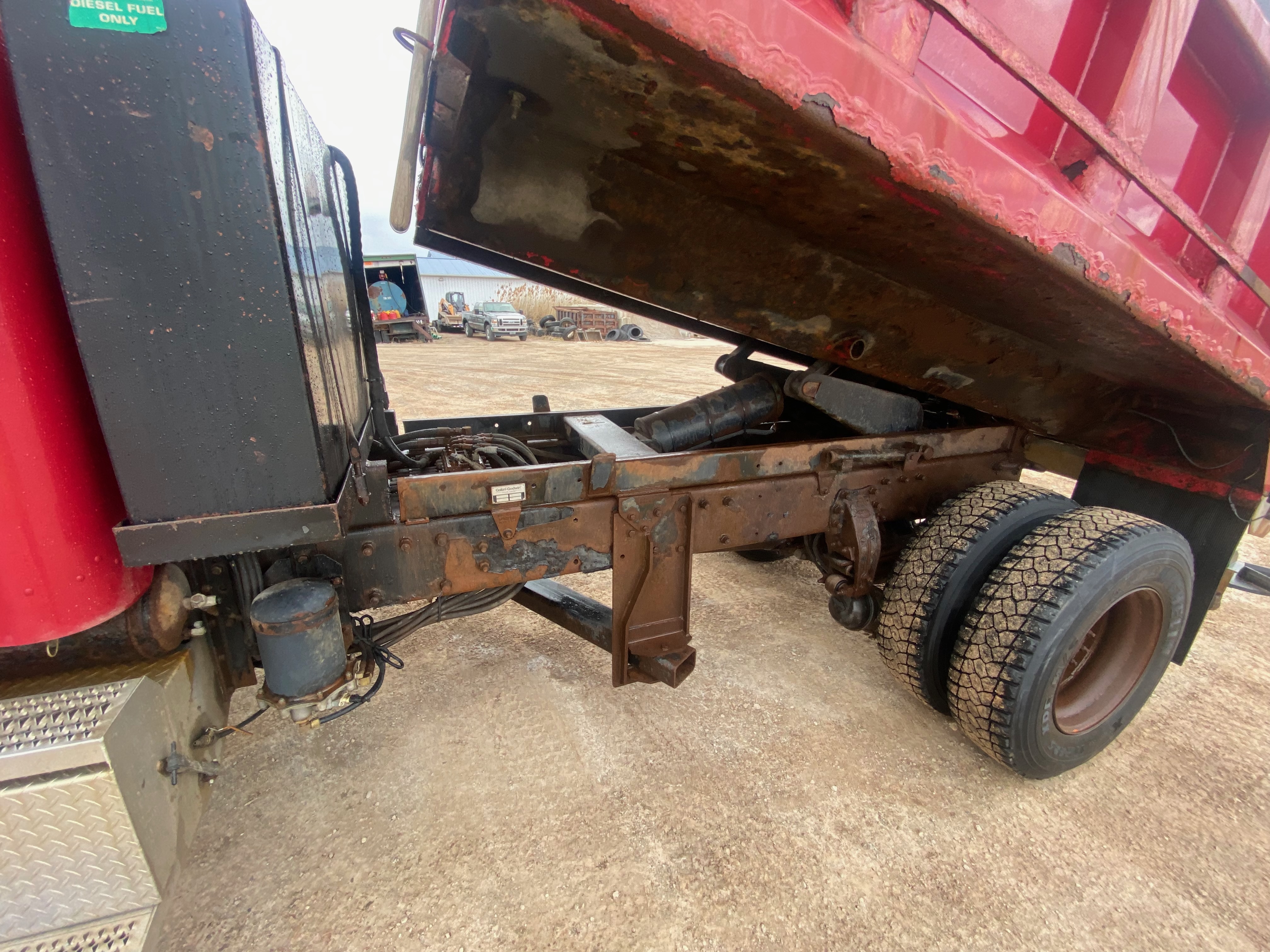 2000 PETERBILT 330 - Image 2